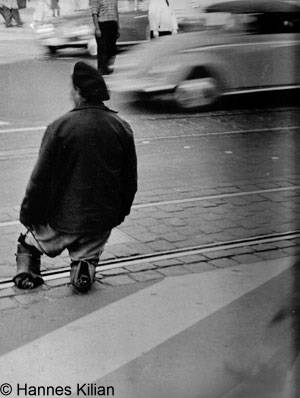 Kriegsversehrterohne uUnterschenkel beim Überqueren der Straße, Copyright Hannes Kilian, Foto 1946