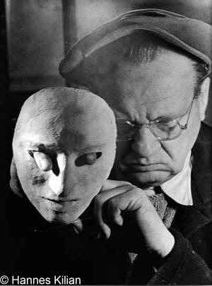 Willi Baumeister steckt Finger durch die Augen einer Maske, Copyright Hannes Kilian, Foto 1947
