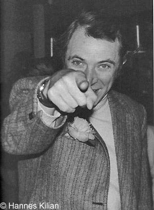 John Cranko mit ausgestrecktem Zeigefinger "Wanted", Copyright Hannes Kilian, Foto 1970